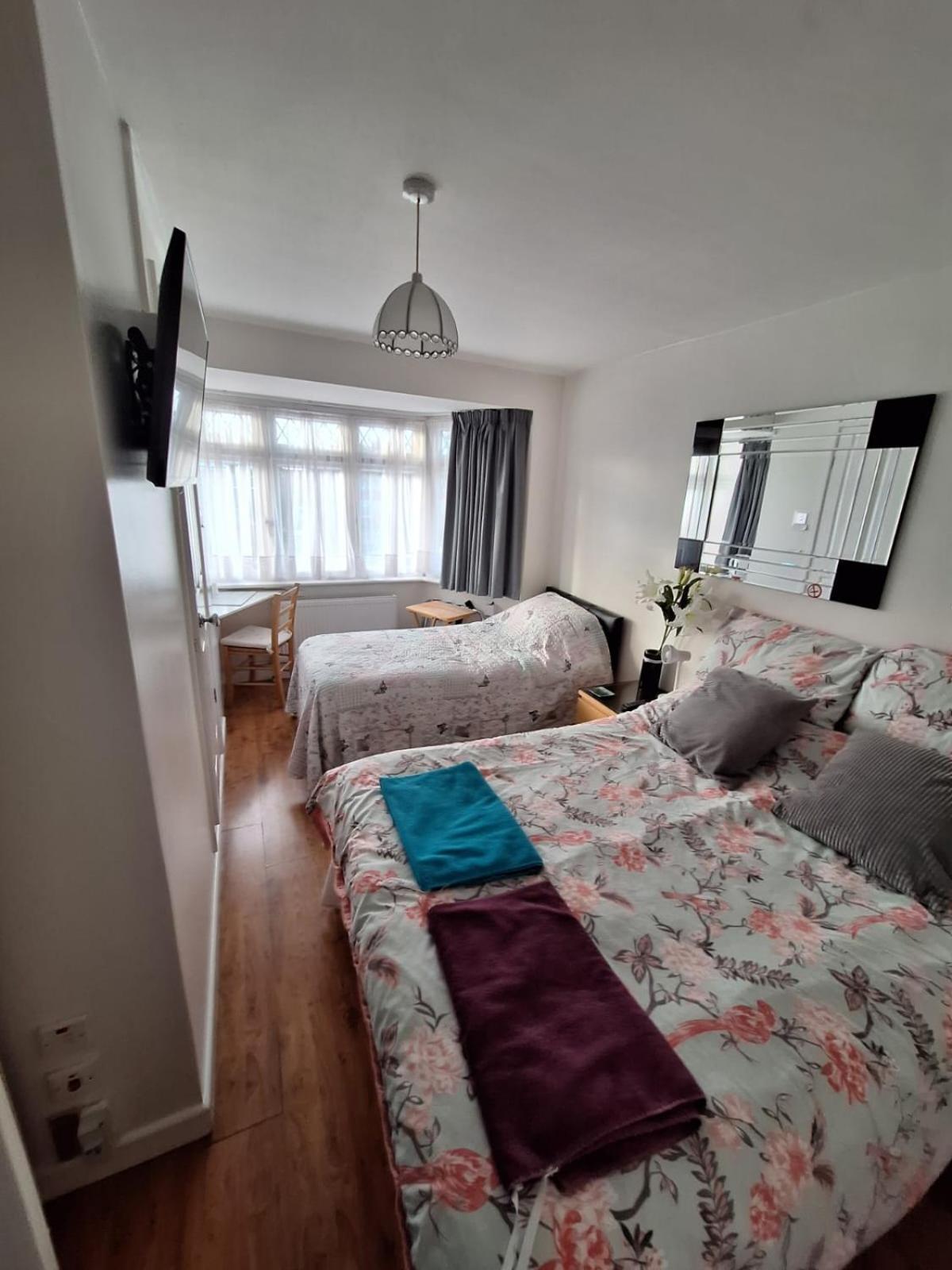 Harrow B & B Экстерьер фото