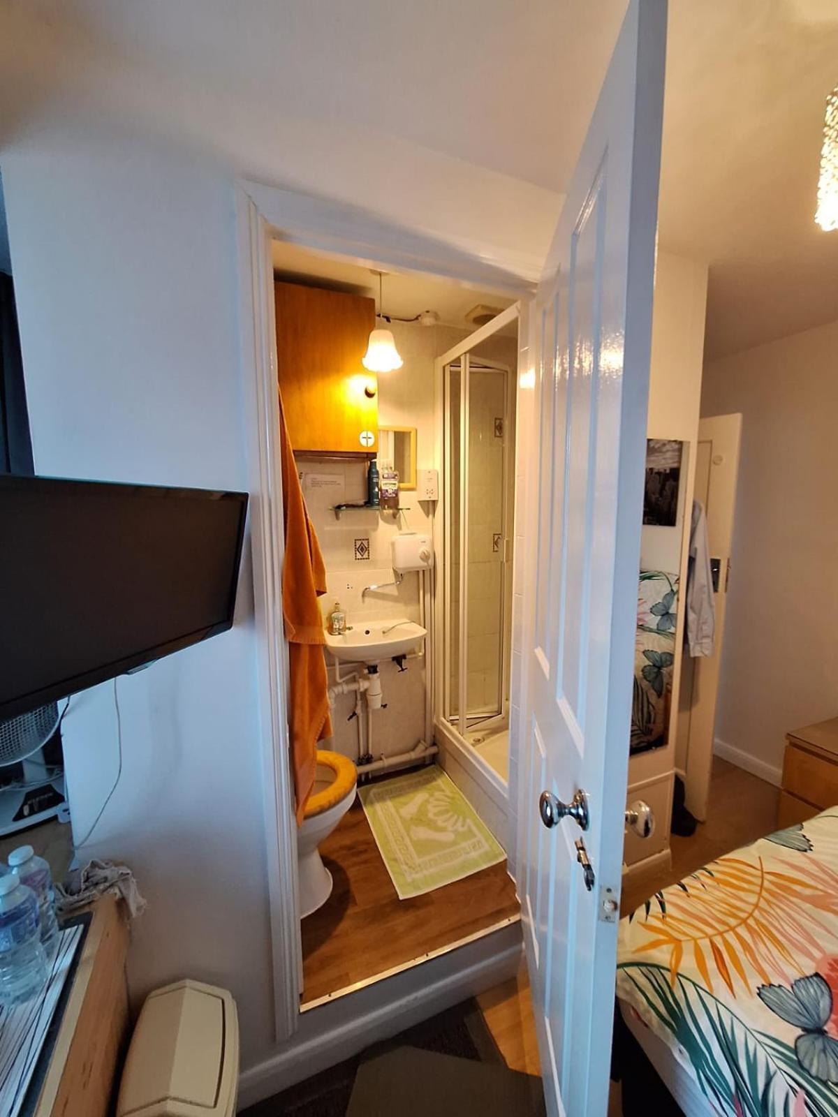 Harrow B & B Экстерьер фото