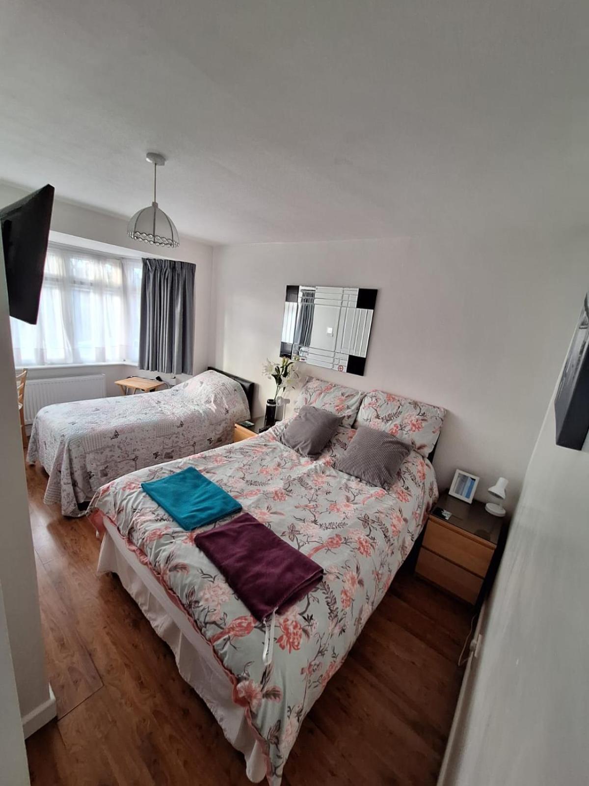 Harrow B & B Экстерьер фото