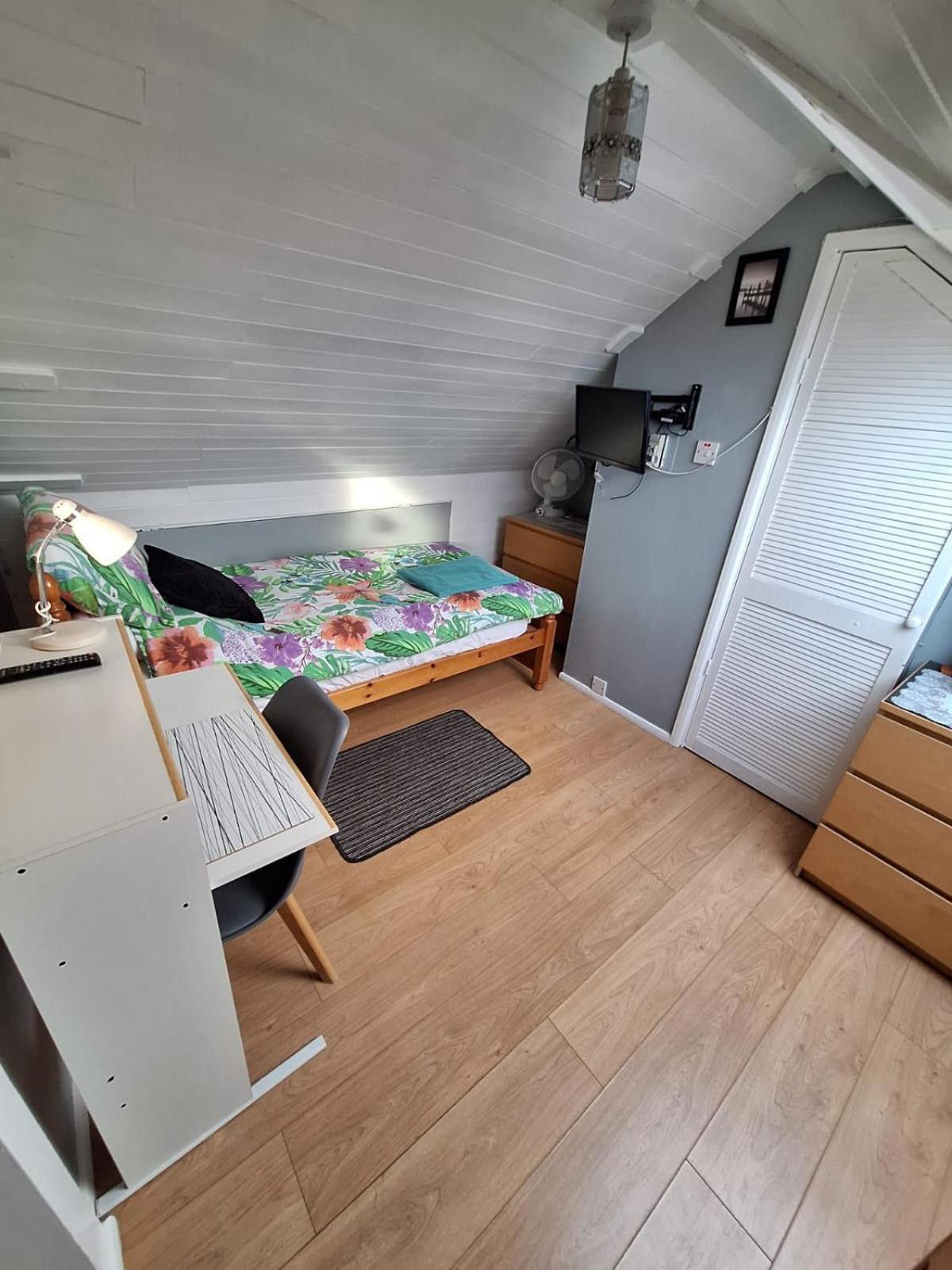 Harrow B & B Экстерьер фото