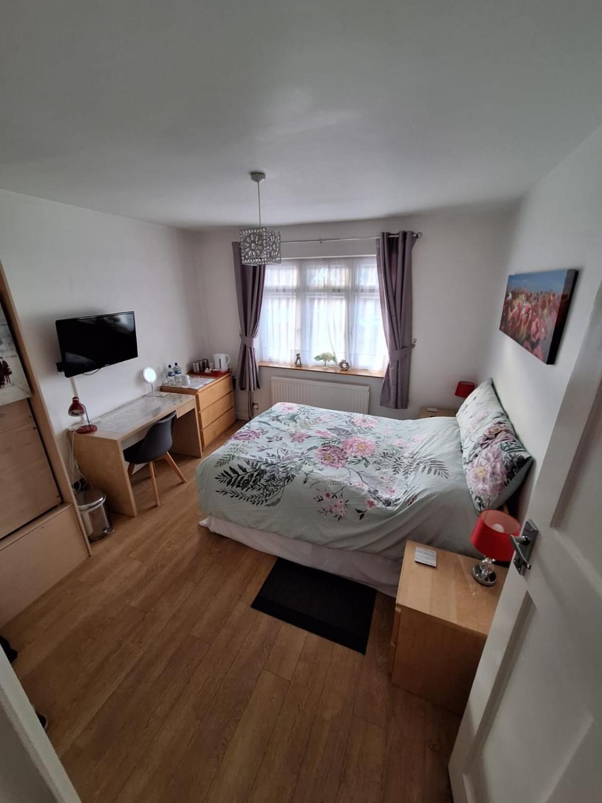 Harrow B & B Экстерьер фото