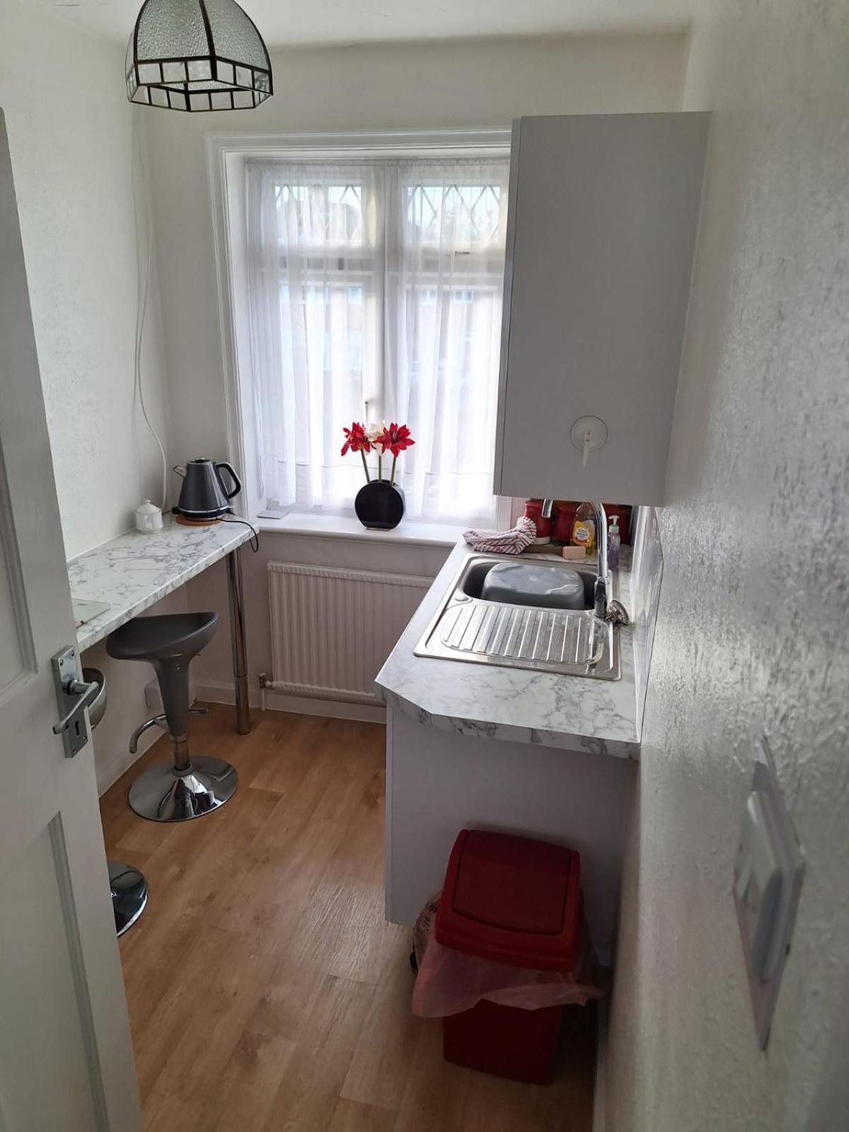 Harrow B & B Экстерьер фото