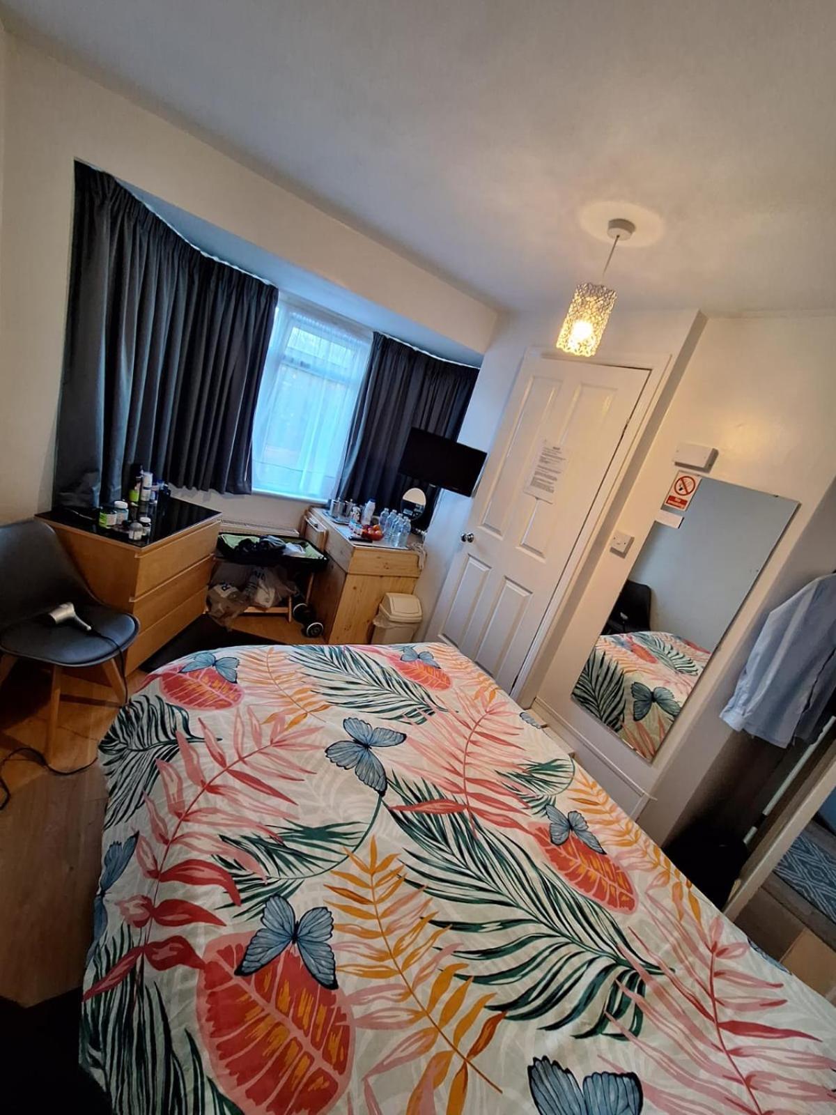 Harrow B & B Экстерьер фото