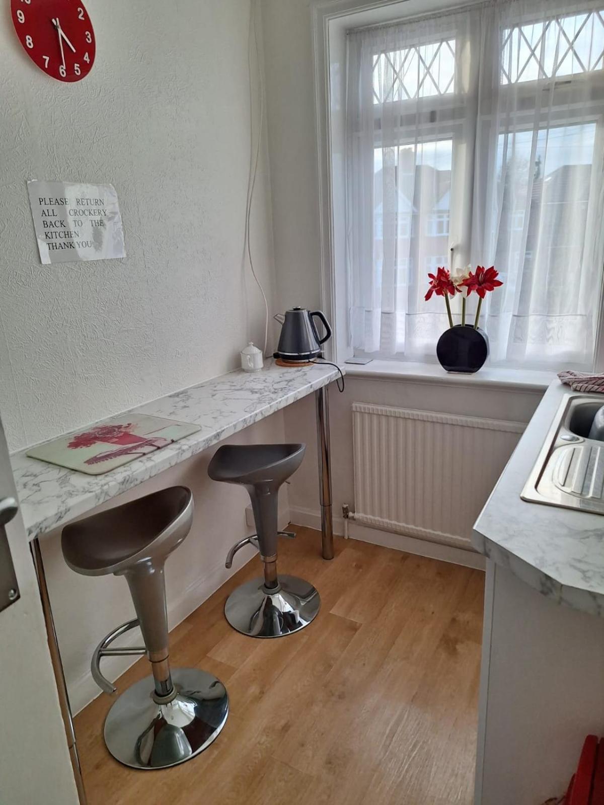 Harrow B & B Экстерьер фото